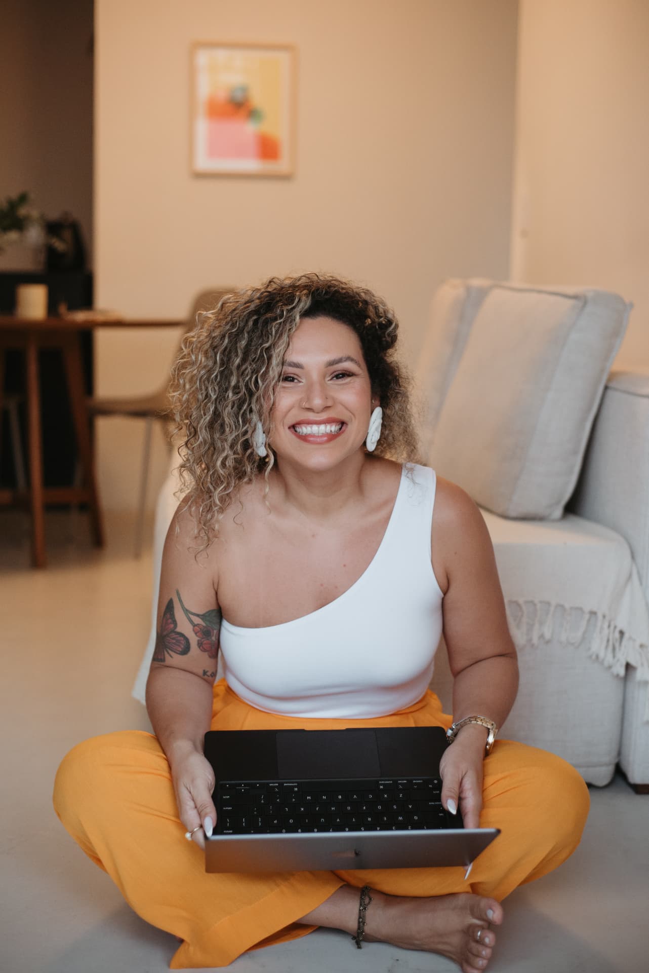 Emy sorrindo com o notebook no colo, planejando os 21 dias